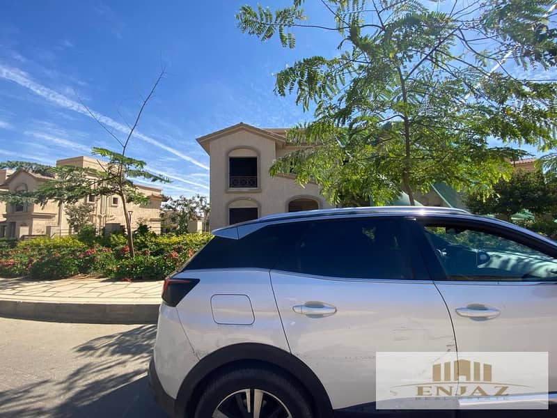 12 e2ff8d29-d478-4fd8-b4a8-82e1e3da7740. jpg