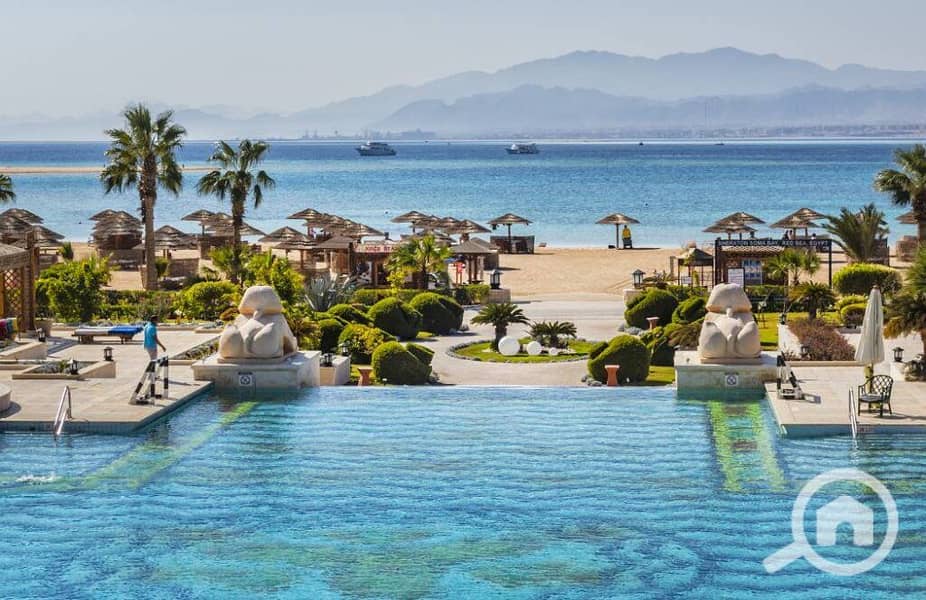 13 Soma-Bay-Beach-plaza-shutterstock. com-Kiev. Victor-1024x663. jpg