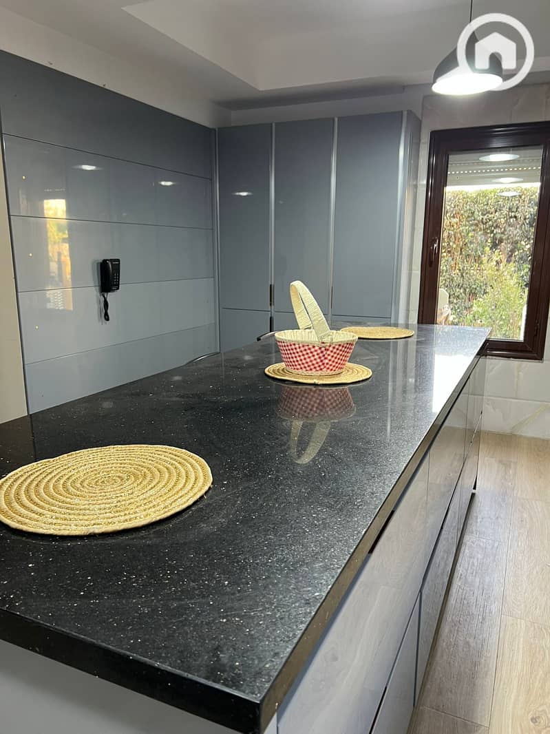 10 8f9e1070-737f-49cb-8f95-50b547c8d110. jpg