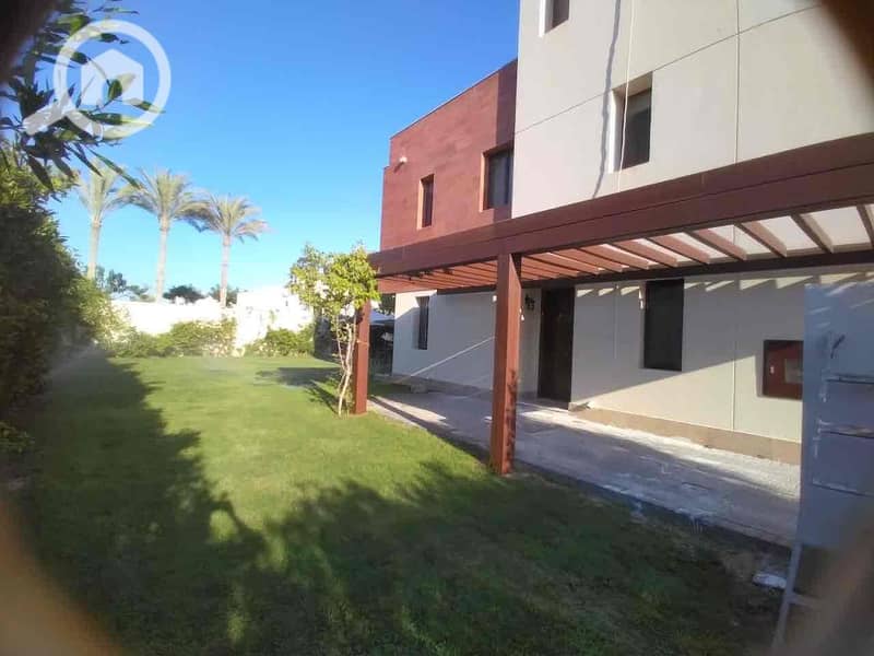 7 8f0ddb9c-e6b2-4202-97c0-384f9fb692bf. jpg