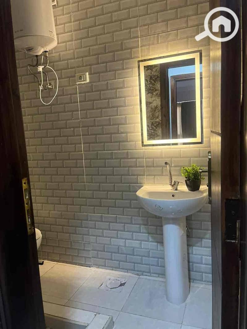 12 8e4d4fd4-798e-409f-a8be-f66cbd963d2b. jpg