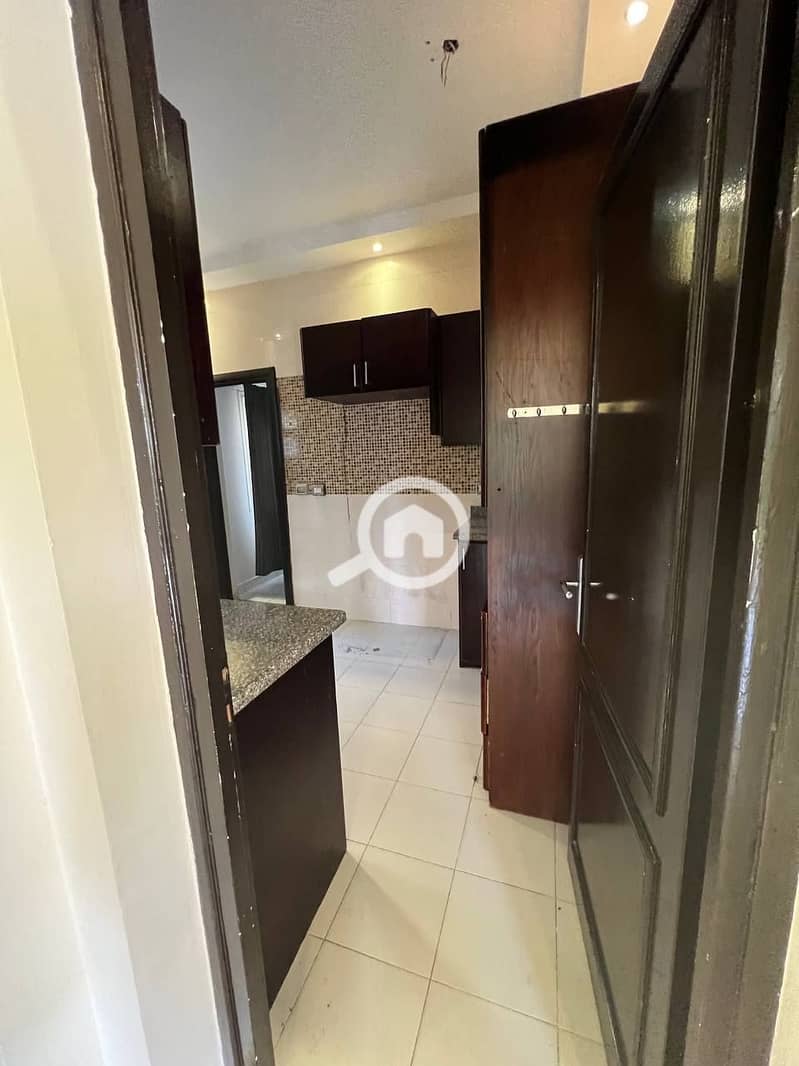 18 edba7791-fab5-4dd8-b19b-d19c6470d964. jpg