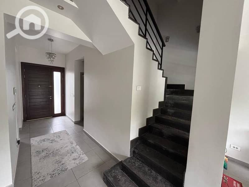 14 429261b2-38f5-4f5c-930e-60438ac74e78. jpg