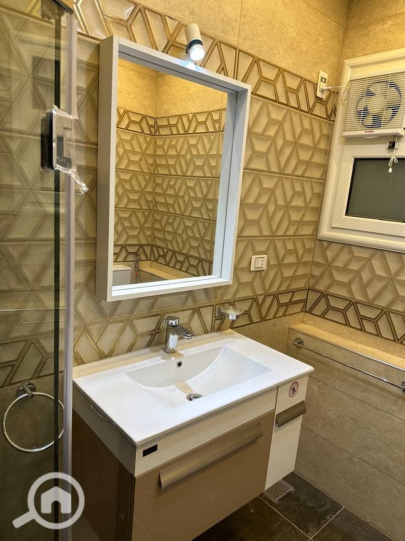 10 20cde572-b8f4-426f-b4db-585cbff6e059. jpg