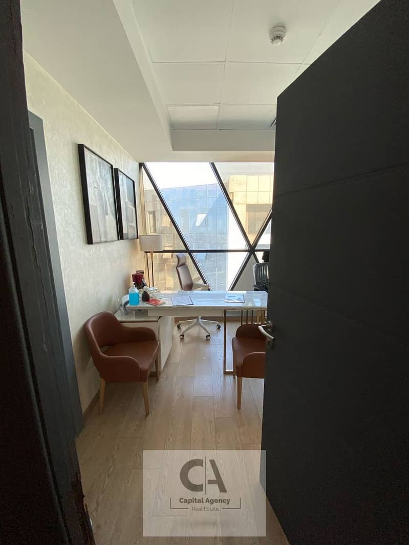 photo_6046587661373344772_y. jpg