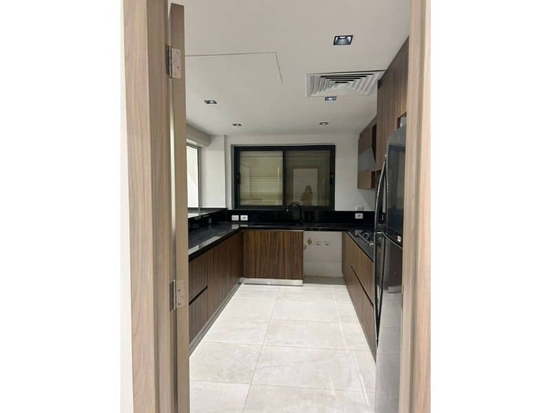 10 e3939a56-60d8-45c5-b303-a7b218e708bc. jpg