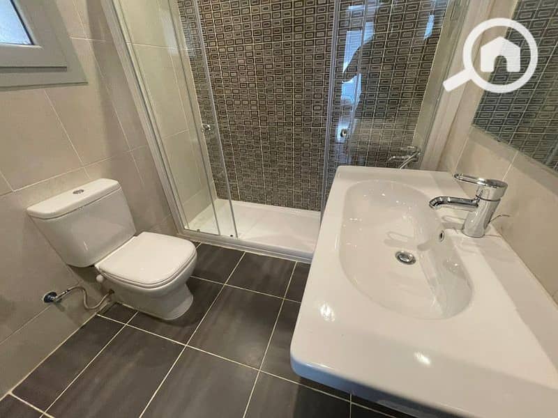 10 e5ddeafe-42c1-4d3a-b4e1-1b9260bb6757. jpg