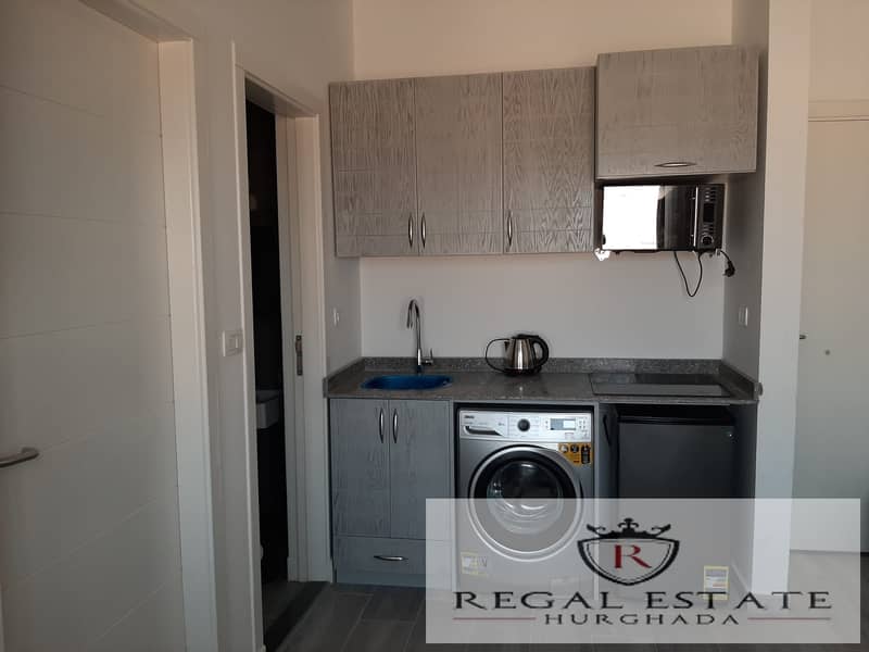 12 e4de50c1-4f83-424d-81f9-ed28c7e37fcb. jpg