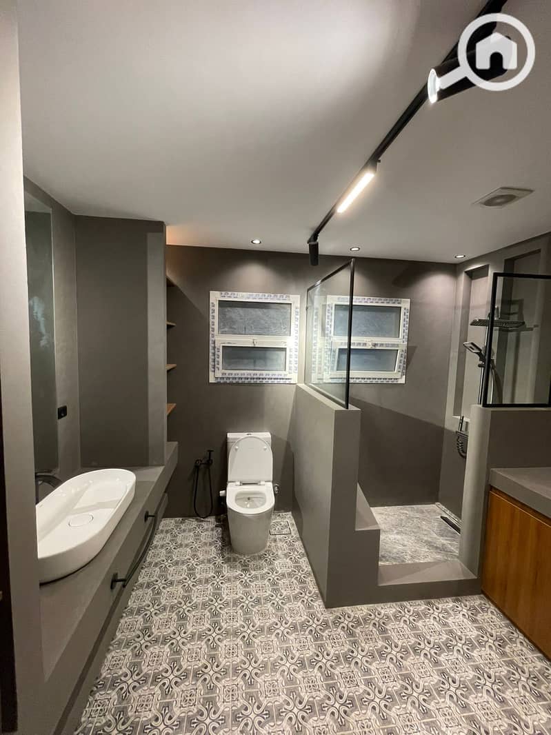 2 e2344392-a51e-4c40-a0e6-7ee8b17e3d41. jpg