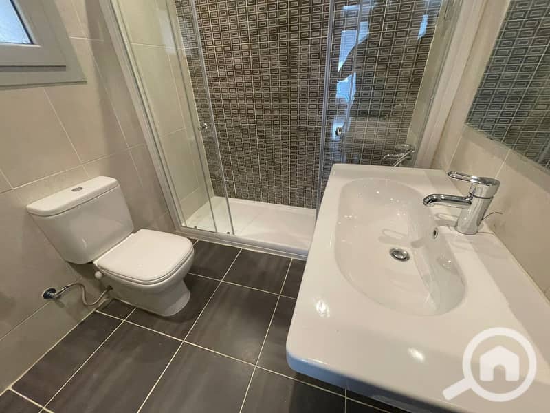 10 e5ddeafe-42c1-4d3a-b4e1-1b9260bb6757. jpg