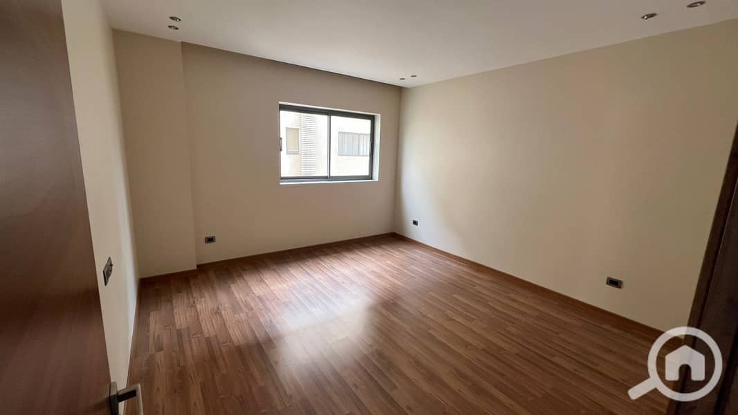 4 8366b6b5-95bd-4f52-b4fb-e159b458cbf8. jpeg