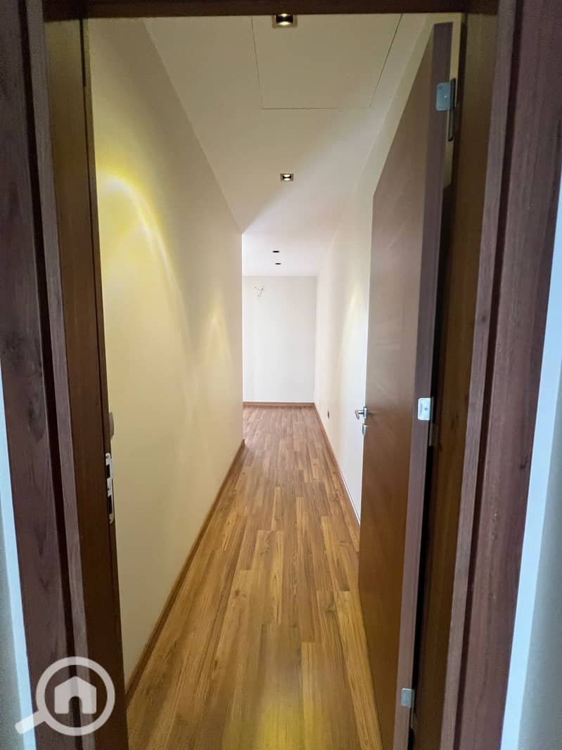 10 77e9b5cc-6e2e-4c24-8402-ba16727e8553. jpg