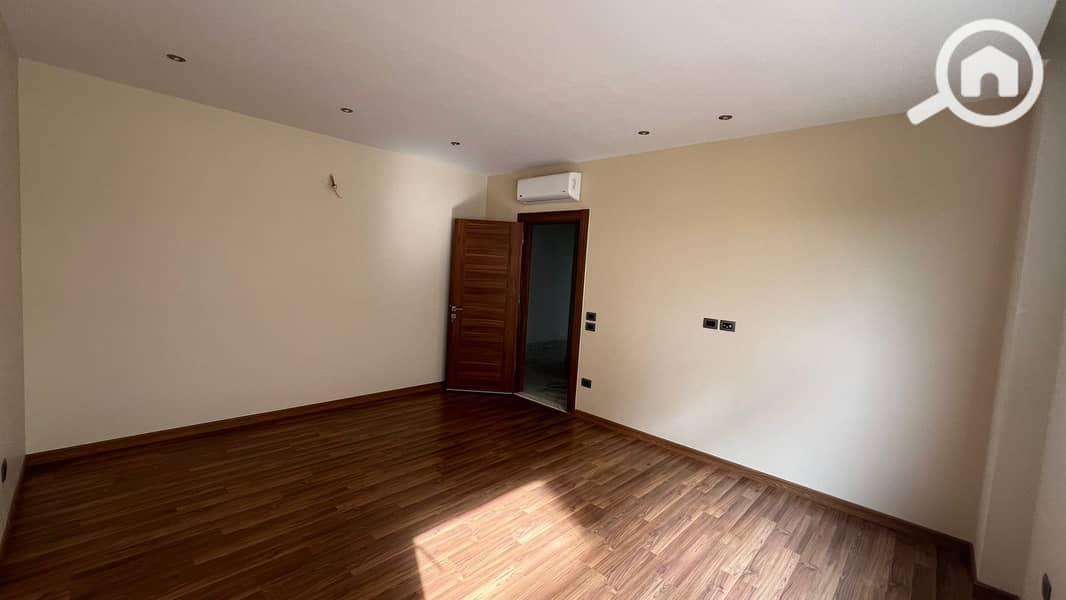 13 e79ff1b0-7e73-4b58-8ade-eeb076cab47c. jpg