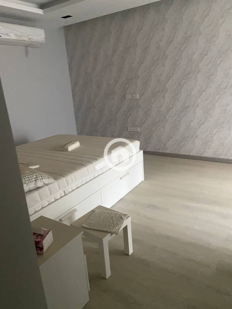 8 113m 4,100,000 . jpg