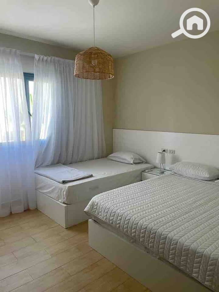 9 e3b63ede-c7ce-4863-81fe-7b4c9c427958. jpg