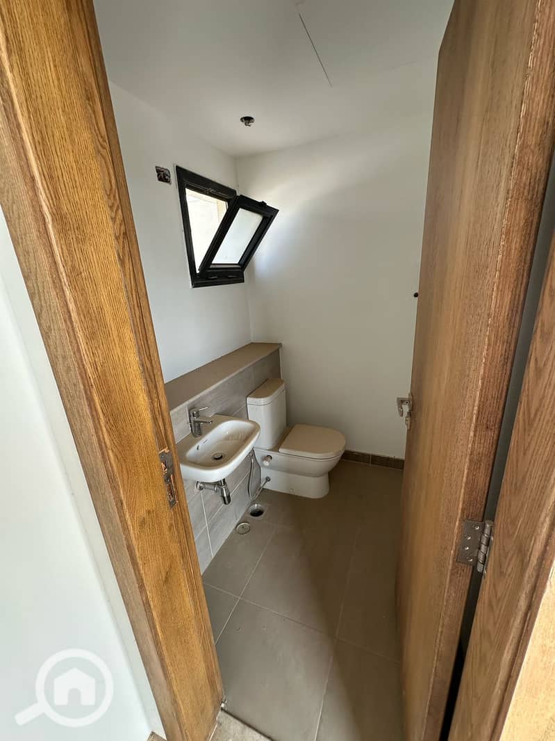 10 WhatsApp Image 2025-11-05 at 12.46. 35_82c5f9b4. jpg