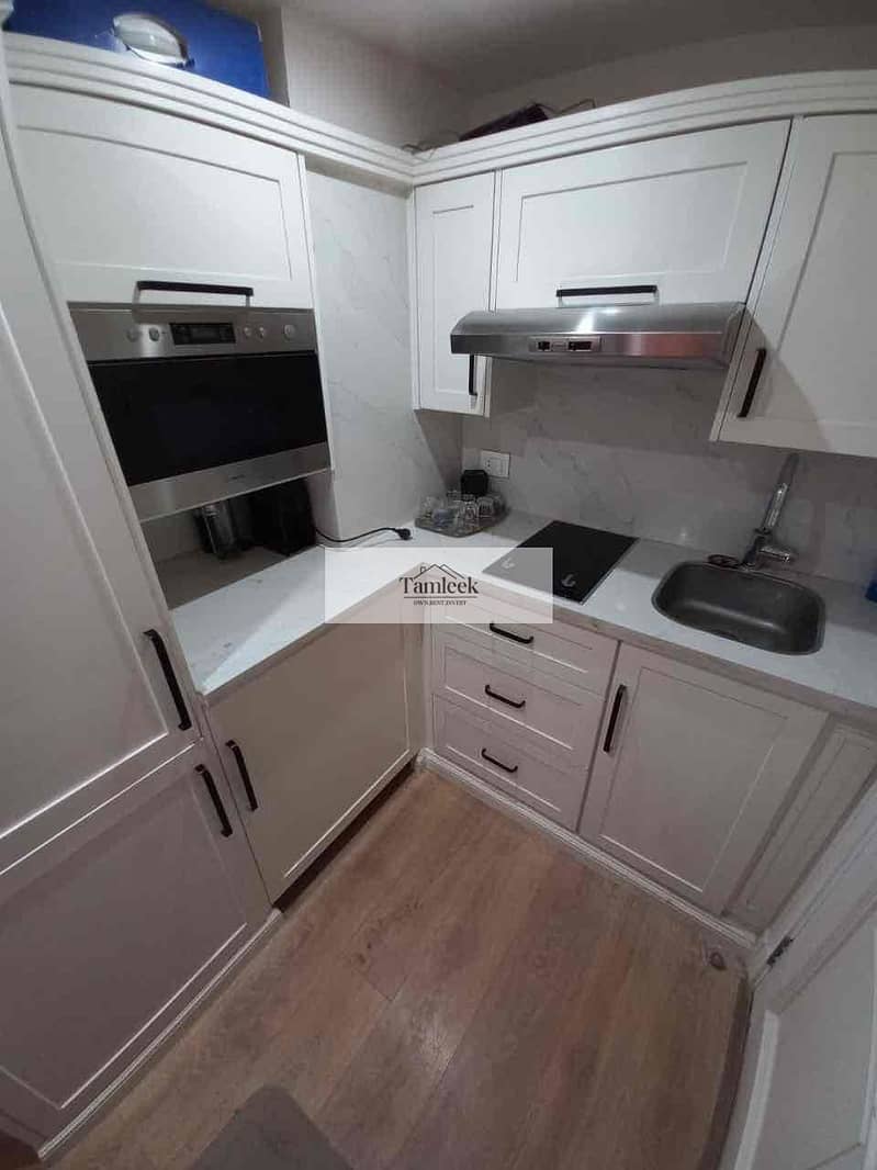 6 9856bc9b-d316-4e6a-b0c4-d3a8cd7a6fa1. jpg