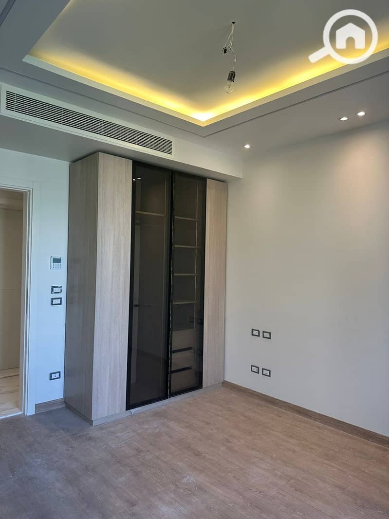 18 b57dee38-06f7-4aab-8fc6-ffbb9db3025e. jpeg