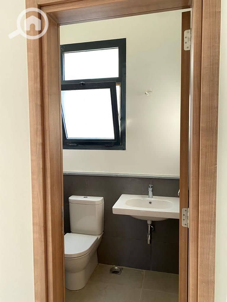 5 982138ff-96a5-40c9-810c-5c3245a83582. jpg