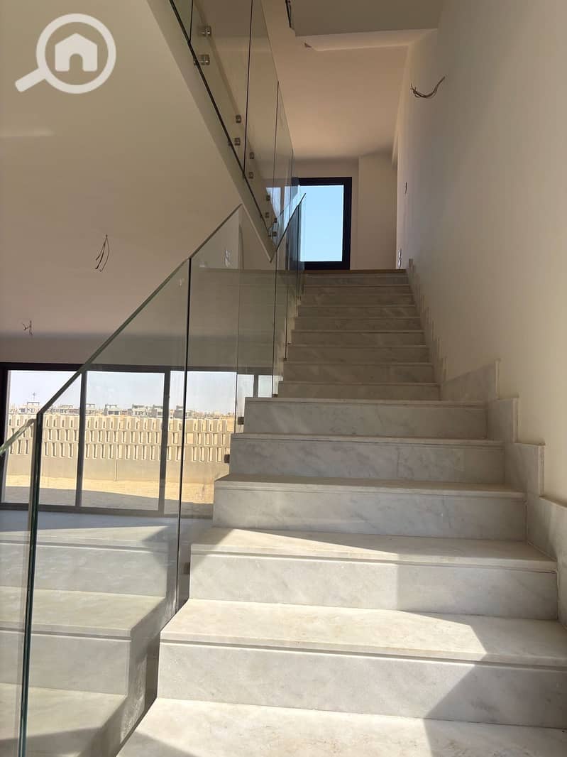 4 733e16e0-20c4-4a06-ad87-bffdabc4b933. jpg