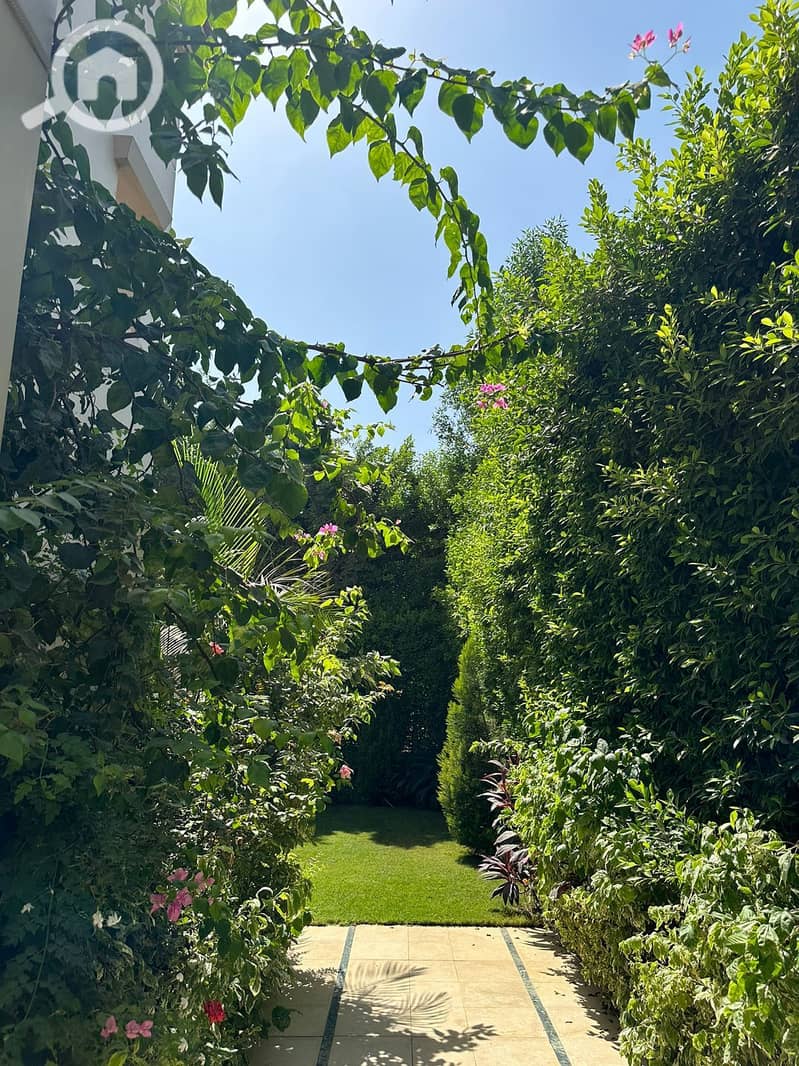 12 f469157e-8729-45d2-9434-9f9198b70805. jpg