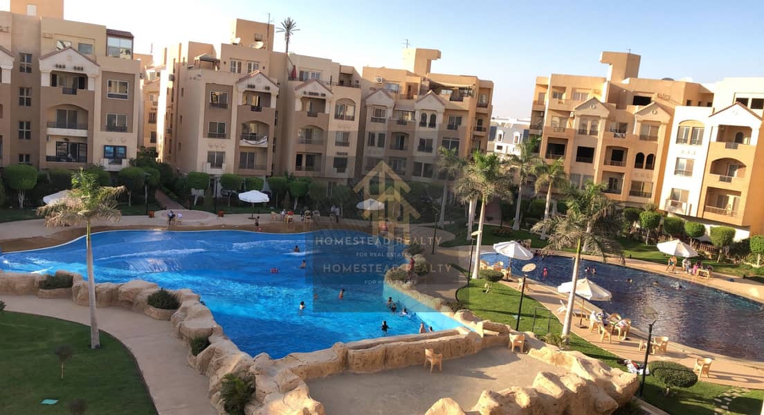 شقة للايجار بالمطبخ والتكييفات فيو حمام سباحة وبحيرة امواج