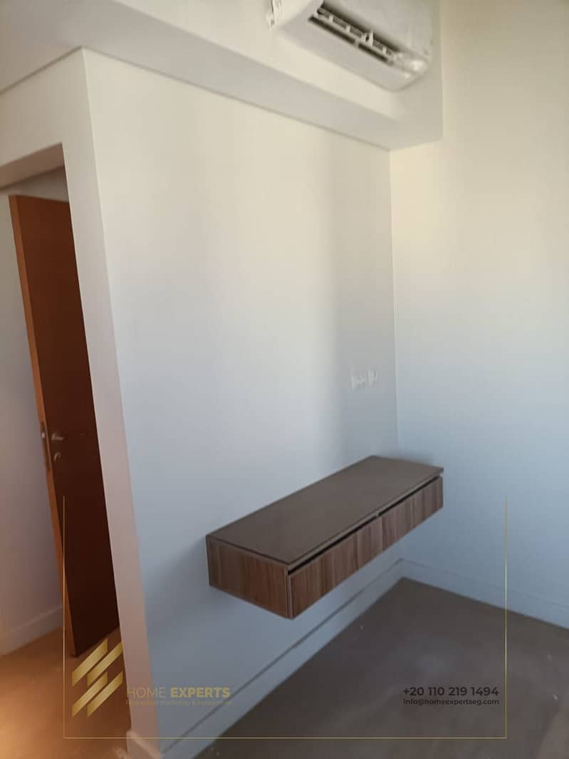 12 f216b0e6-bbbe-4037-834b-891a3b47654f. jpg