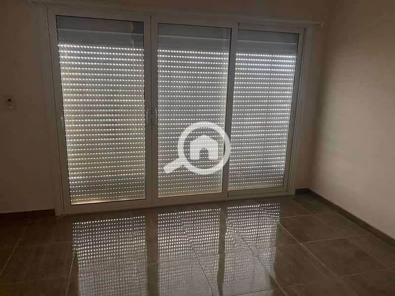 4 8c873730-eb2d-4529-8cf3-e0a1d0a22971. jpg