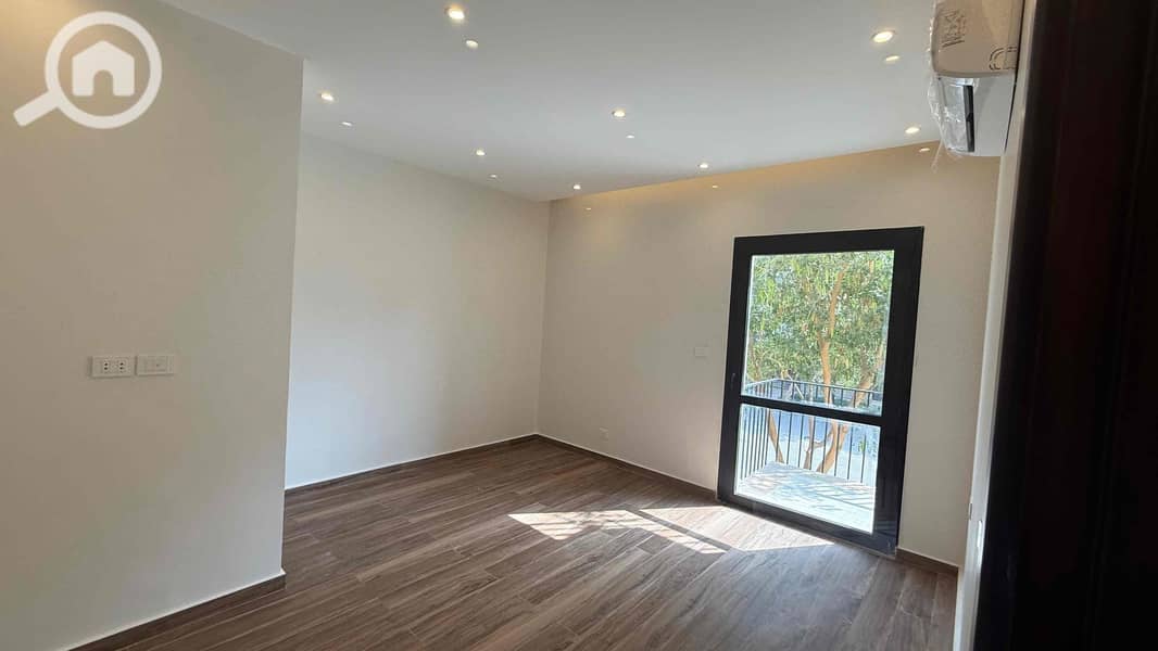 9 5db17b16-9b15-45ec-ba1e-e95aaa79e5d7. jpg