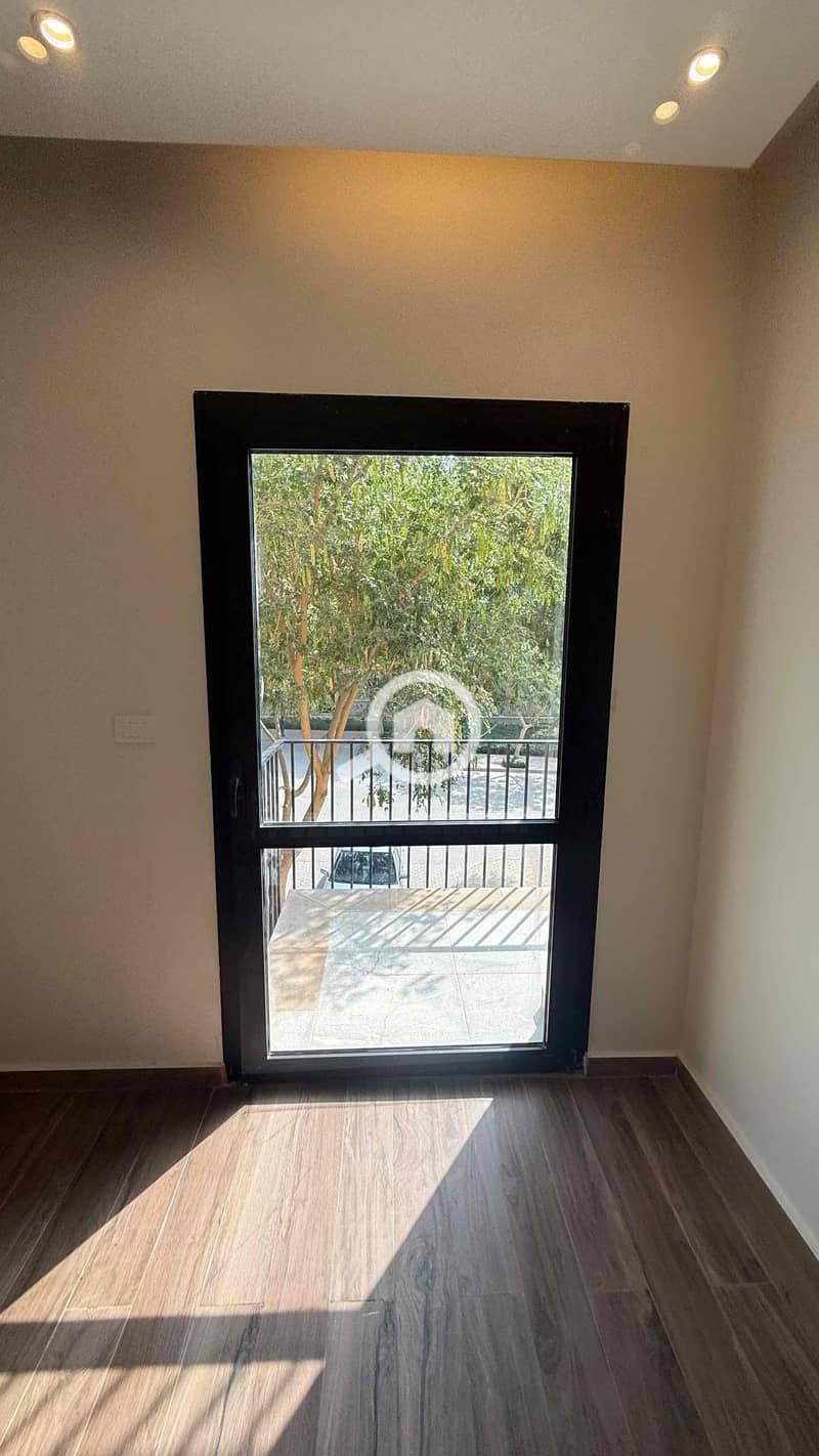 12 aca2182b-d638-42d6-ae10-175017f6c241. jpg