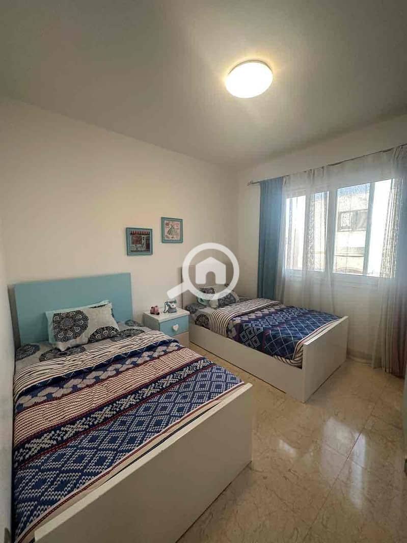 10 b773d456-6dba-4708-8486-2f18b51d213a. jpg