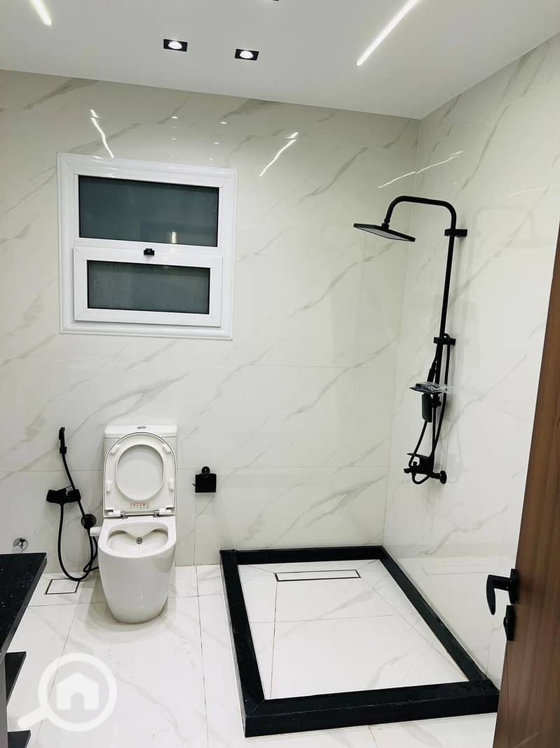 3 42c7e2e4-b5bf-43d7-b22d-c137eaa3a7d2. jpg