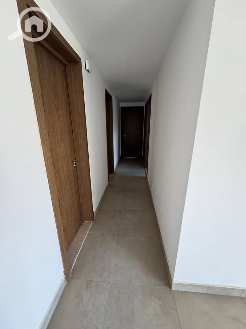 10 df8f6070-57fd-4c95-86f3-f716a00d4768. jpg