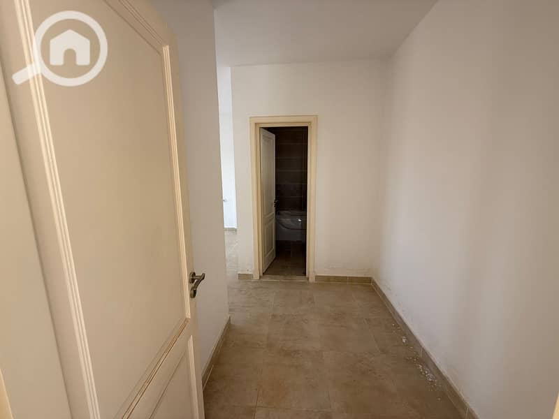 9 6e0f0fb5-21a2-48b3-8c8f-a643a1ed77fb. jpeg