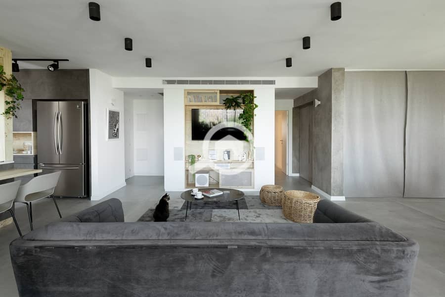 5 42447-livingroomwithc. jpg