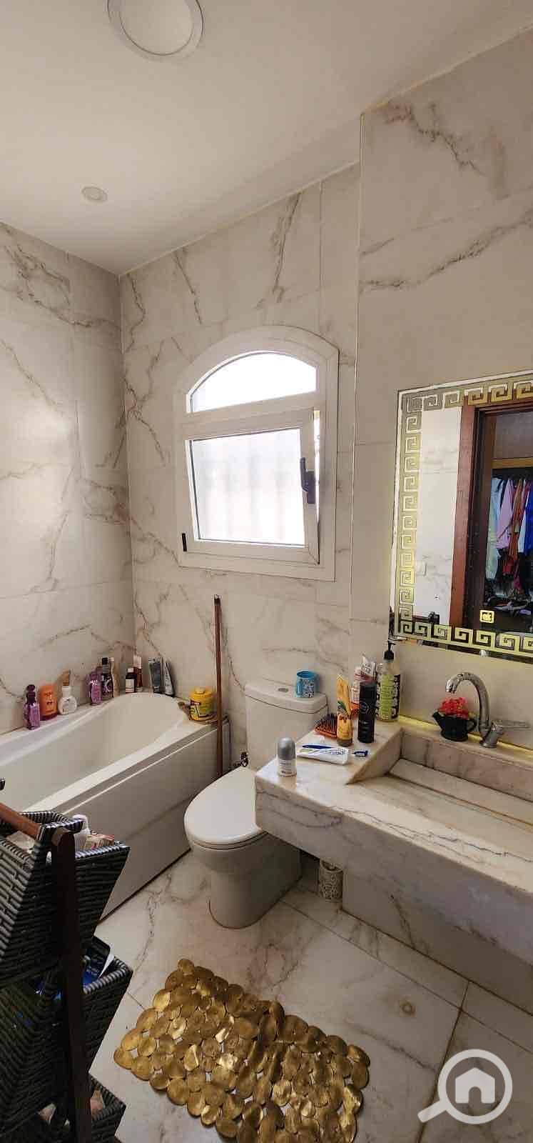 4 d7e9fb9e-7fe8-4350-b19e-15ccedbafa0c. jpg