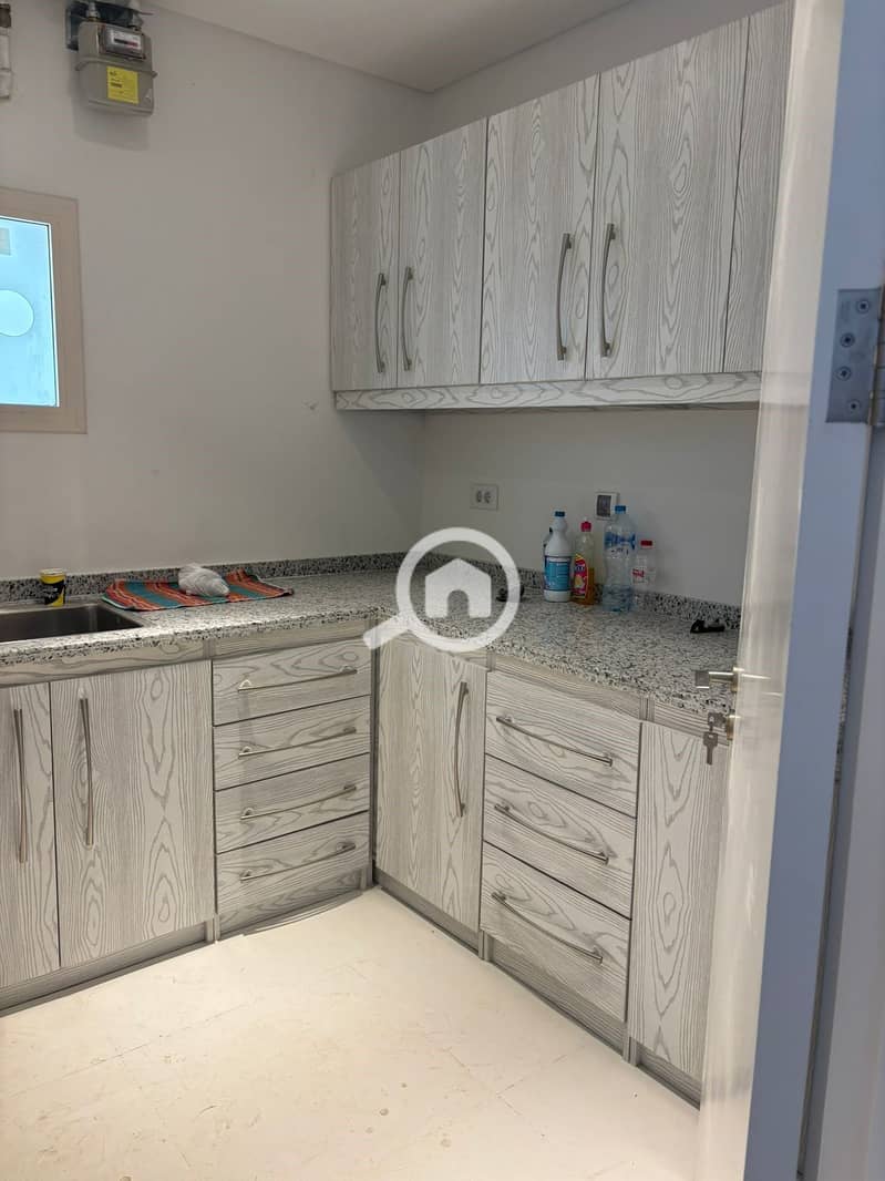 4 38b1d66c-c795-42b7-93c4-79c981779225. jpg