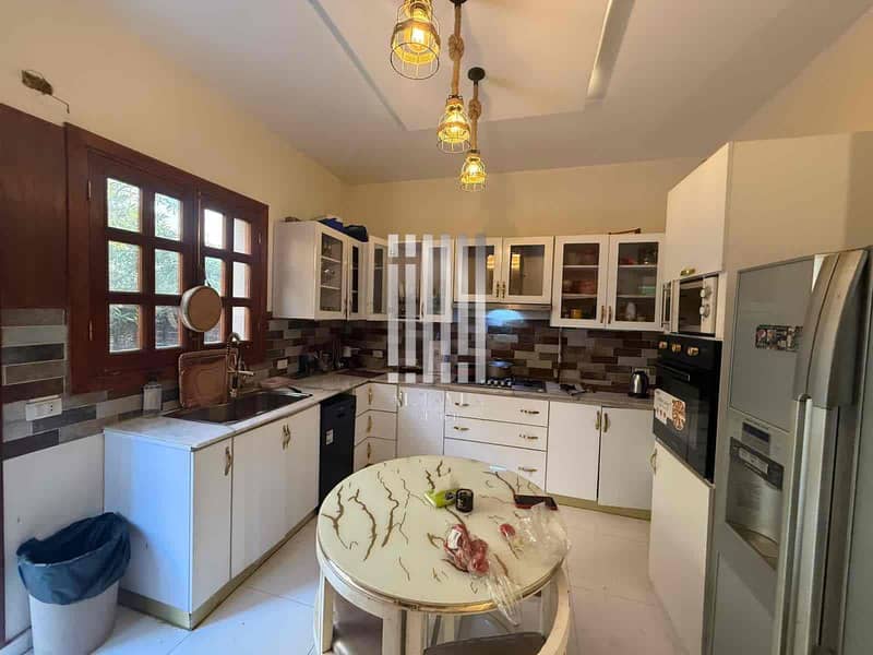 4 f3ec6553-5048-4d11-b1ed-c5323d936675. jpg