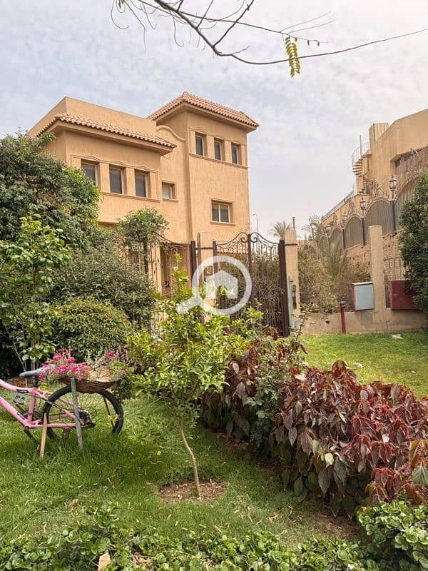 فيلا مستقله ع كورنر موقع مميز داخل كمبوند رويال فاللي مصف تشطيب ع مساحة 970م