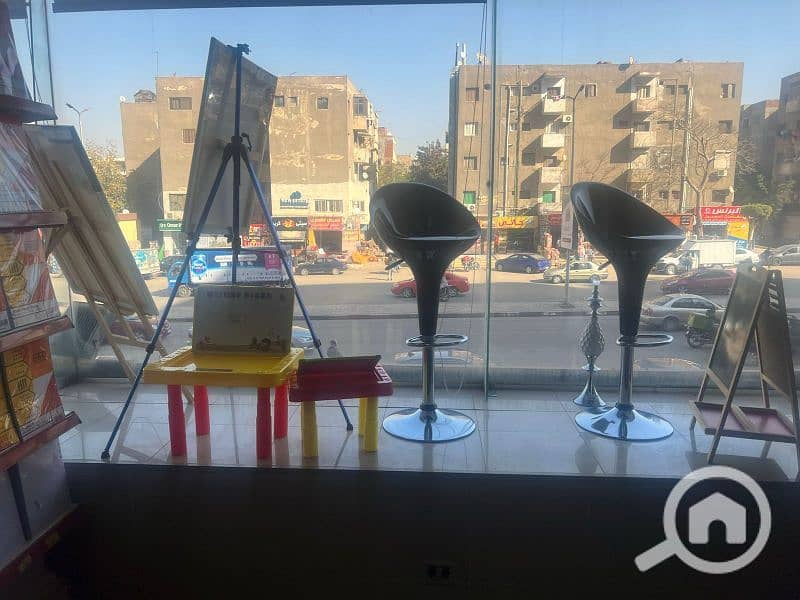 ارضي واول مرخص ٨٠٠متر علي شارع رئيسي