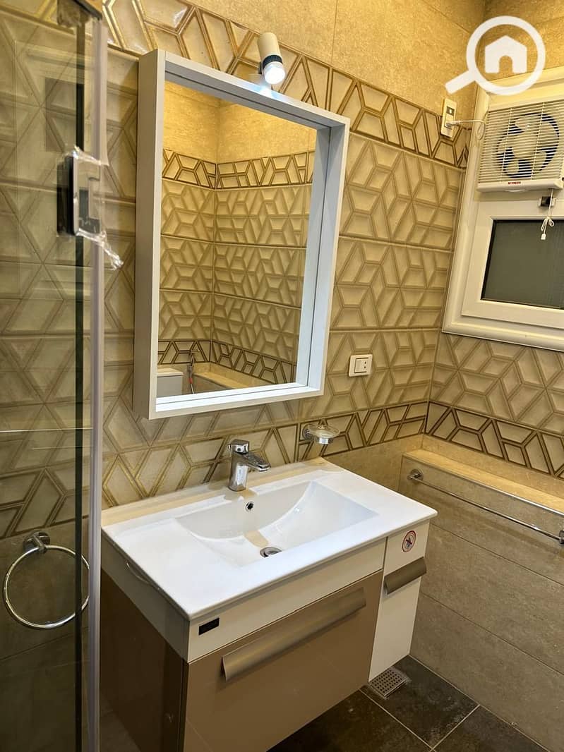 10 20cde572-b8f4-426f-b4db-585cbff6e059. jpg