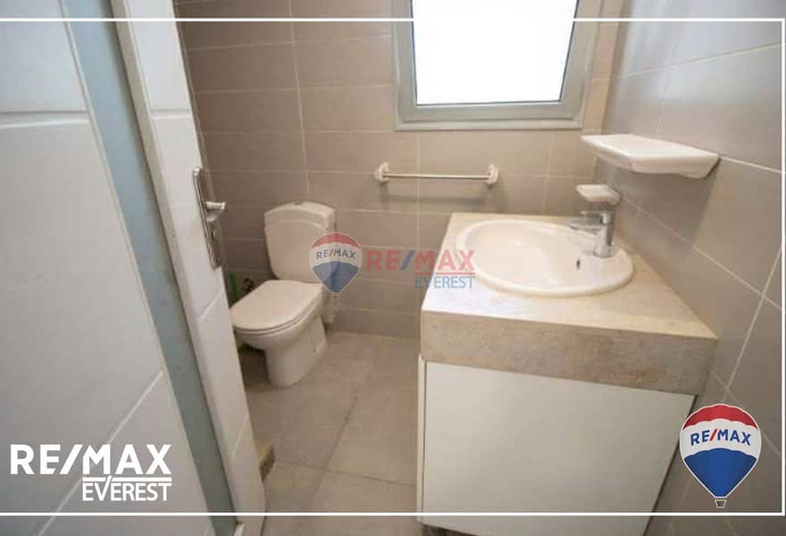 10 0db455e4-818b-4cb5-a6d8-55fbab7ae4a1. jpg