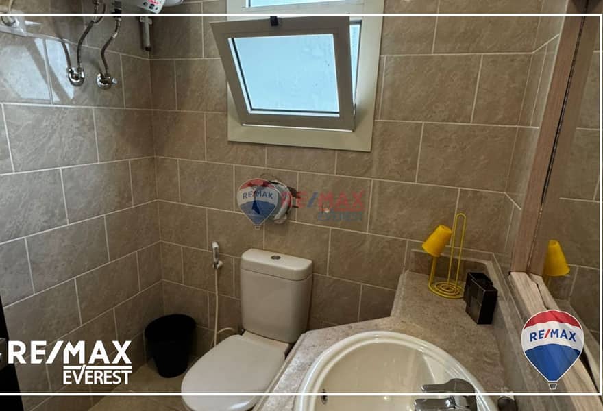 10 d3586d72-15c7-40e6-b11d-aeb67fd13983. jpg