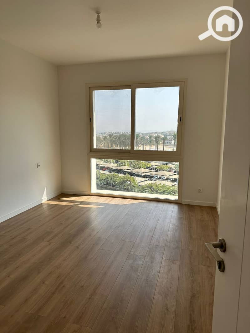 12 d9f0df52-7945-4817-9c1c-5dd3bc7c21c4. jpg