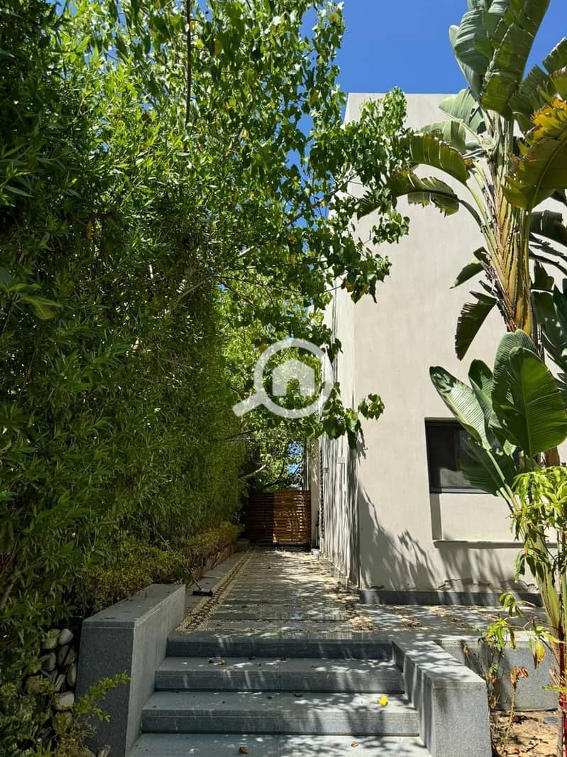 4 5c46fb47-b362-470e-b5ad-34d411003f43. jpg