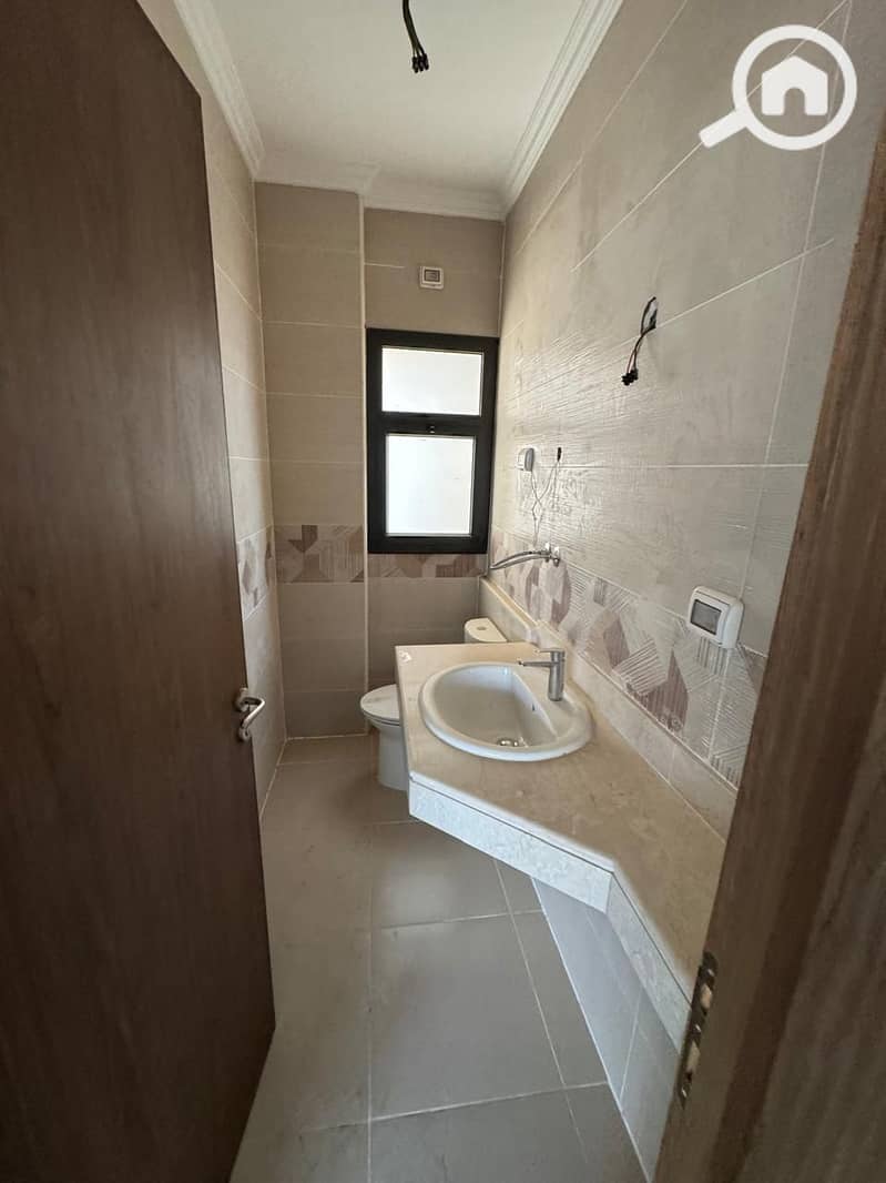 2 8bb8f74a-3fb5-47a8-a3e3-db31d35e76db. jpg