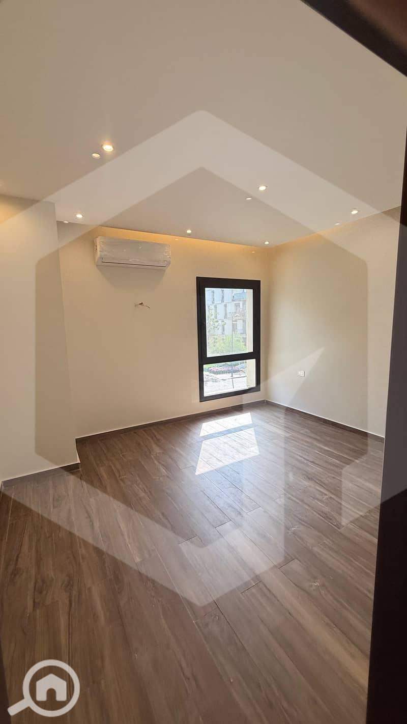 6 Courtyrad Sodic 6. jpg