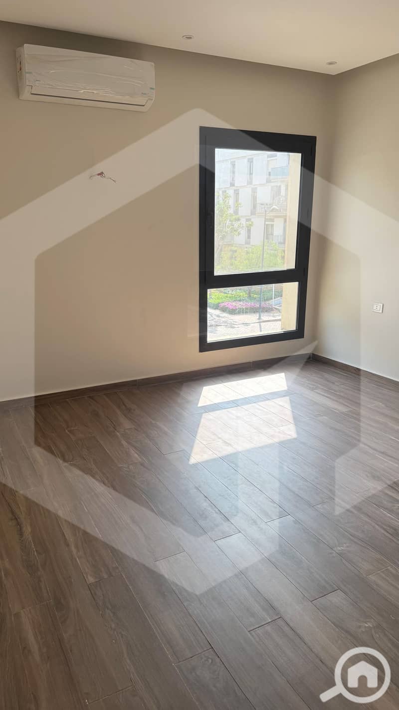 7 Courtyrad Sodic 7. jpg