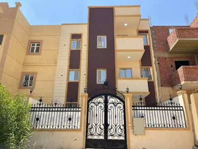 فیلا 2 غرفة نوم للبيع في حدائق اكتوبر، الجيزة - بيت ٣ ادوار متشطب واجهة و دور اول الترا سوبر لوكس بحديقة امامية وخلفية