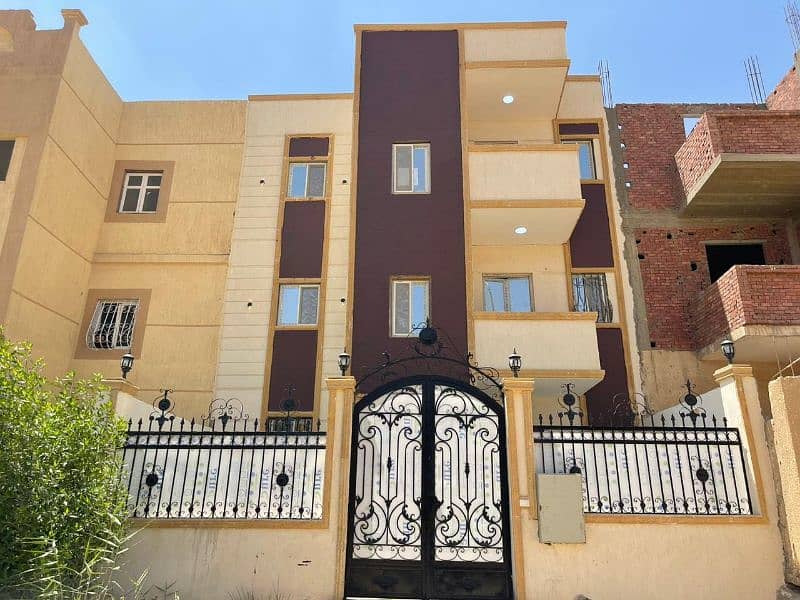 بيت ٣ ادوار متشطب واجهة و دور اول الترا سوبر لوكس بحديقة امامية وخلفية